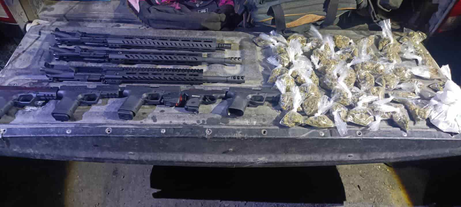 Detienen a dos menores de edad que portaban cinco armas de fuego y tres cañones de arma larga, además portaban 50 dosis de marihuana, una bolsa de plástico con marihuana en greña y dos celulares, en Cadereyta