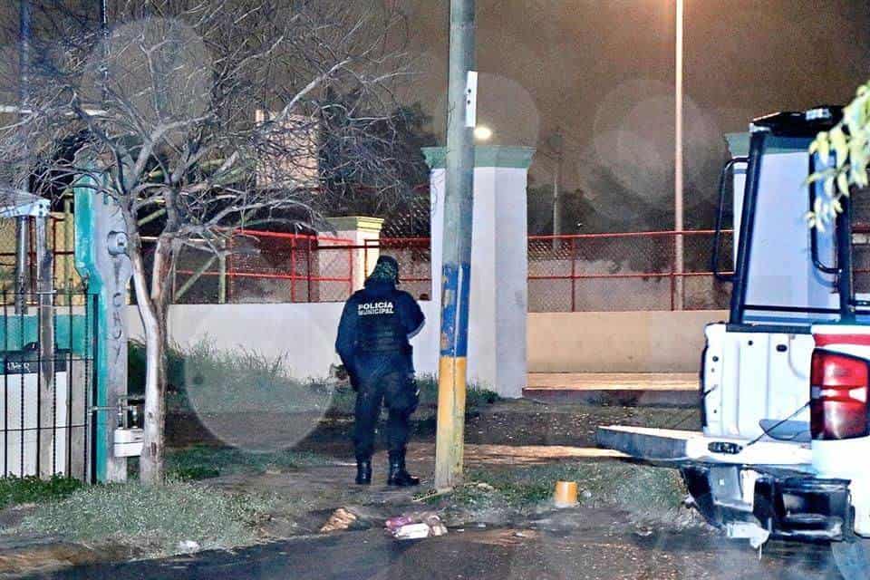 Una intensa movilización policiaca se registró en calles de la colonia Bosques de Escobedo II, al ser encontrado un cargador para un arma tipo escuadra en un parque público