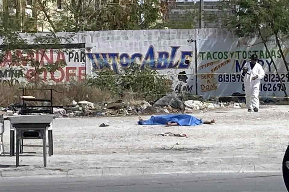 Durante varios minutos, un hombre intentó escapar de la muerte al ser perseguido por un pistolero, hasta que el sicario logró alcanzarlo y lo remato de cinco balazos, en El Cármen