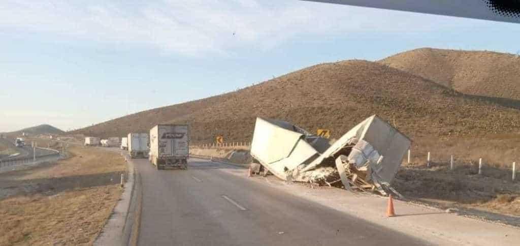 Dormita y vuelca su tráiler Dormita y vuelca su tráiler