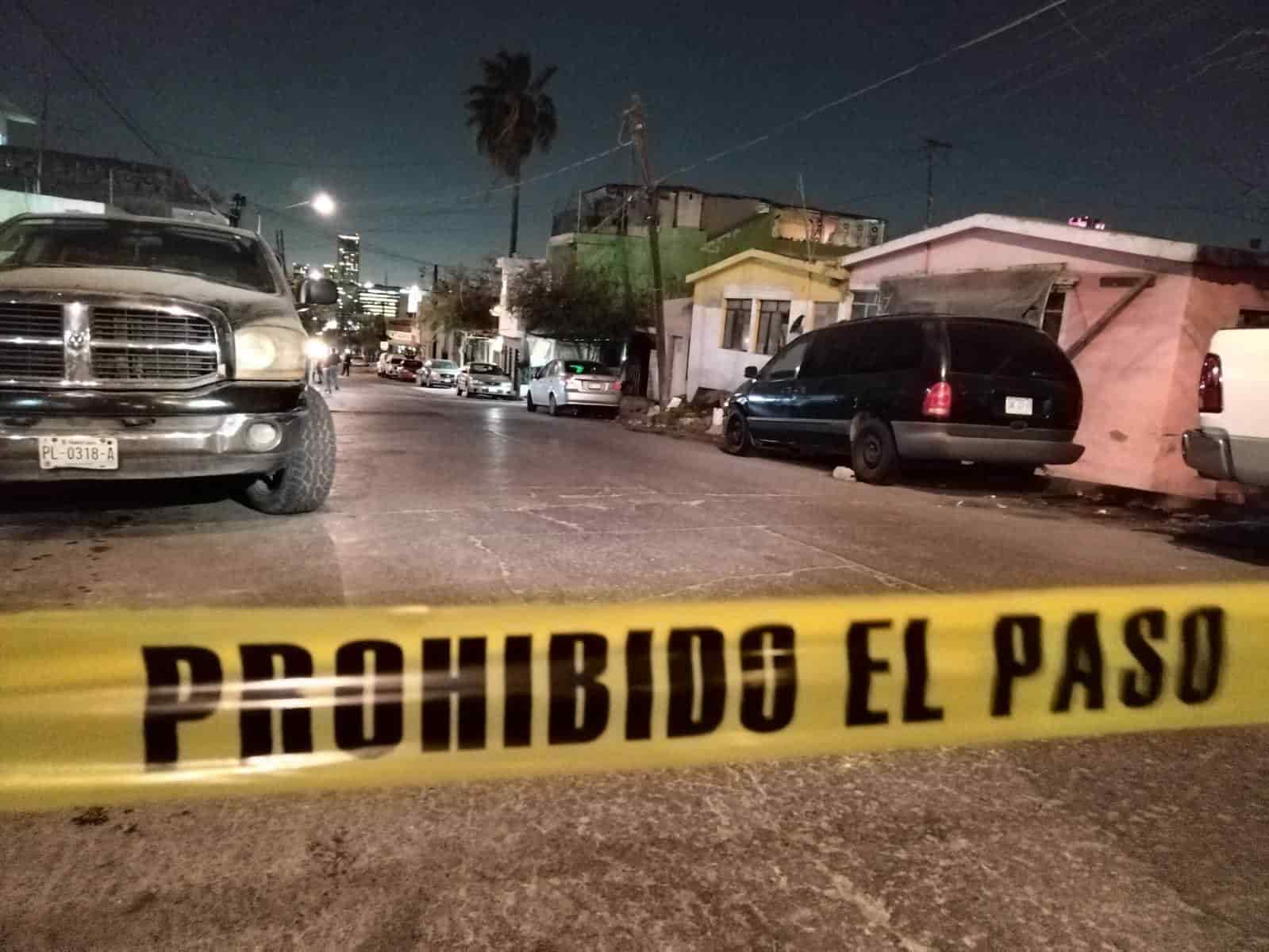 Cuando se encontraba en calles de la Colonia Independencia, un hombre fue atacado a balazos por delincuentes quienes se dieron a la fuga