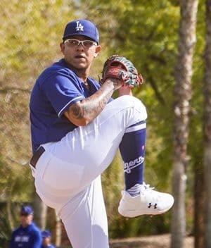 Urías ‘calienta’ el brazo
