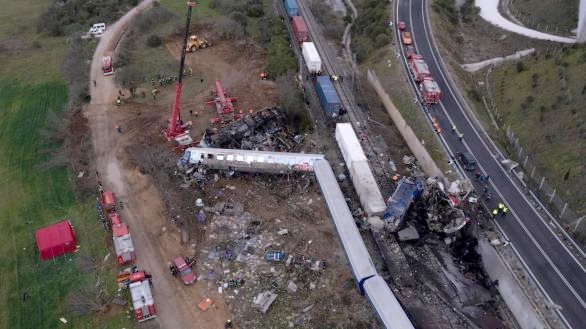 Renuncia ministro de Transporte tras choque de trenes Renuncia ministro de Transporte tras choque de trenes