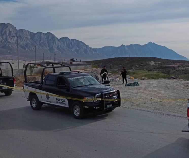 Tiran cuerpo maniatado y encobijado en García