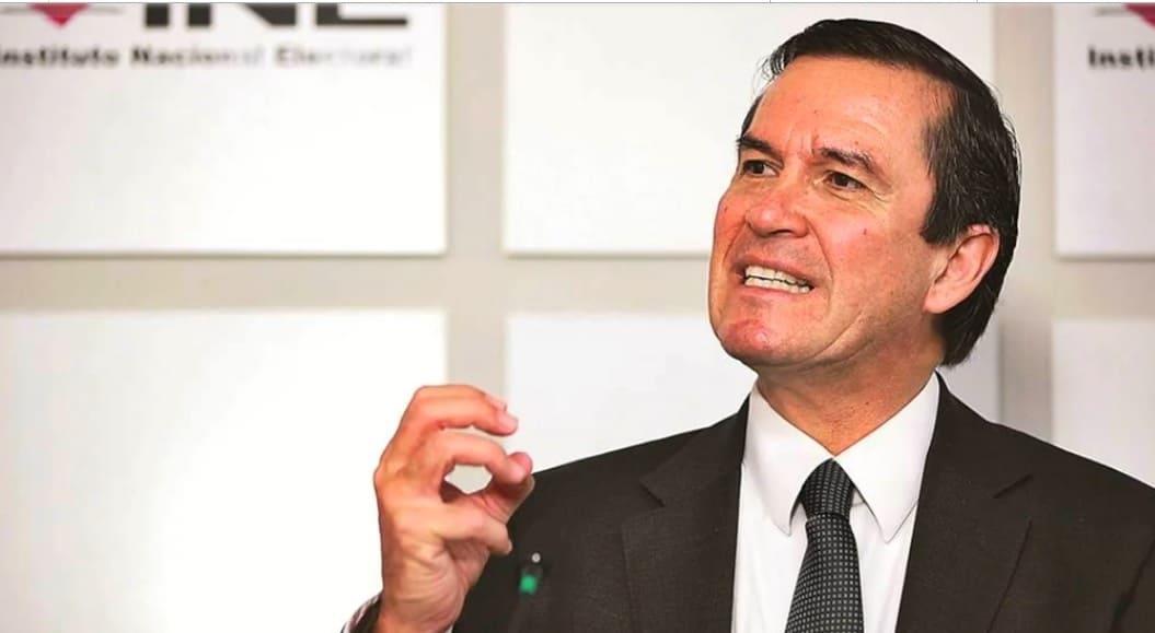 Edmundo Jacobo busca amparo por su remoción en el INE