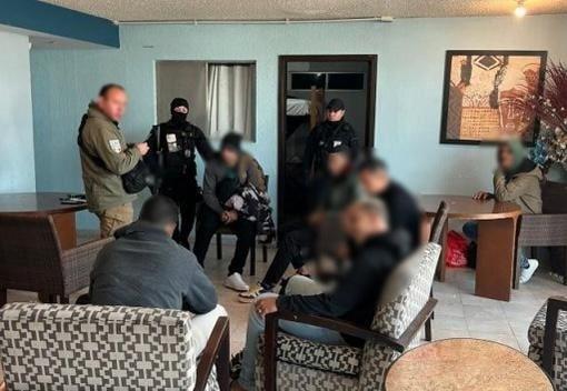 Rescatan a 79 extranjeros hacinados en hoteles de Tijuana