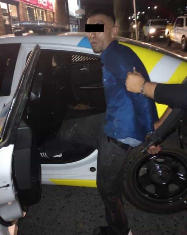 Arrestado luego que presuntamente asaltara con un arma blanca al empleado del negocio