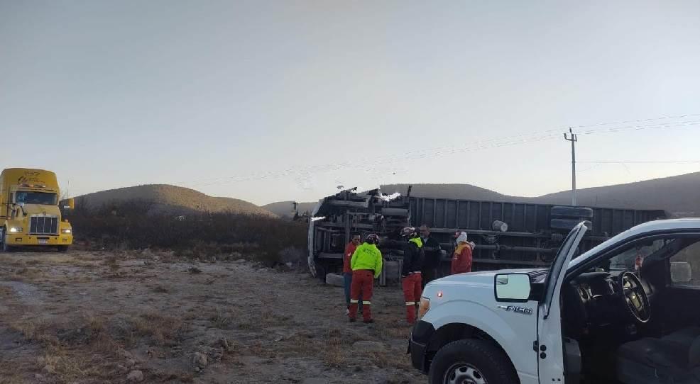Vuelca camión de carga en Galeana