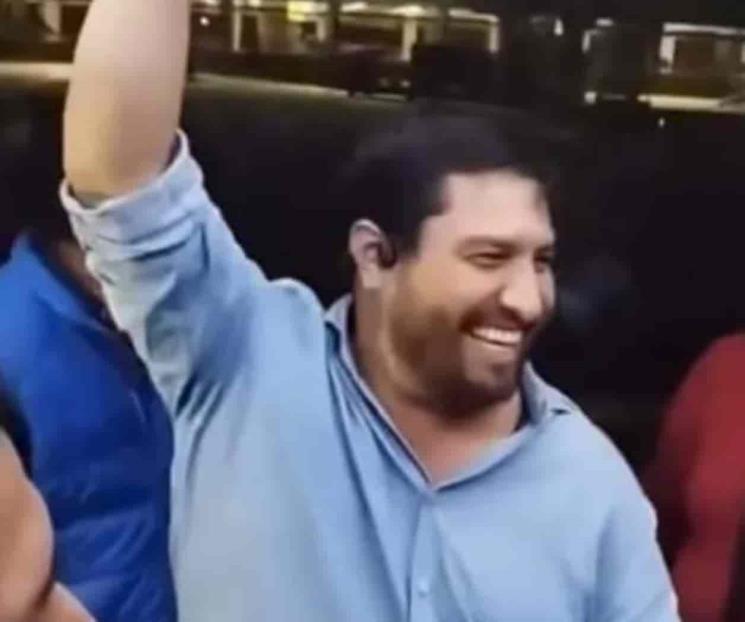 Julión Álvarez canta a pasajeros en camión de aeropuerto