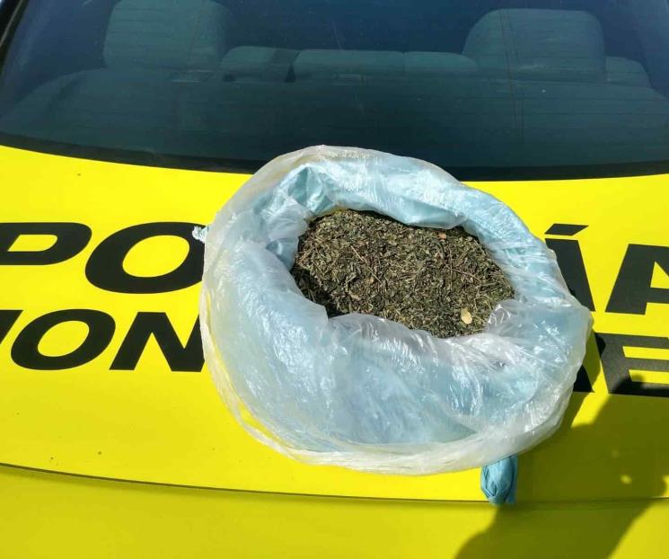 Abandonan un kilo de mariguana
