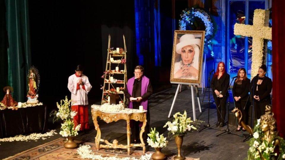 Dan emotiva despedida a Irma Serrano Dan emotiva despedida a Irma Serrano