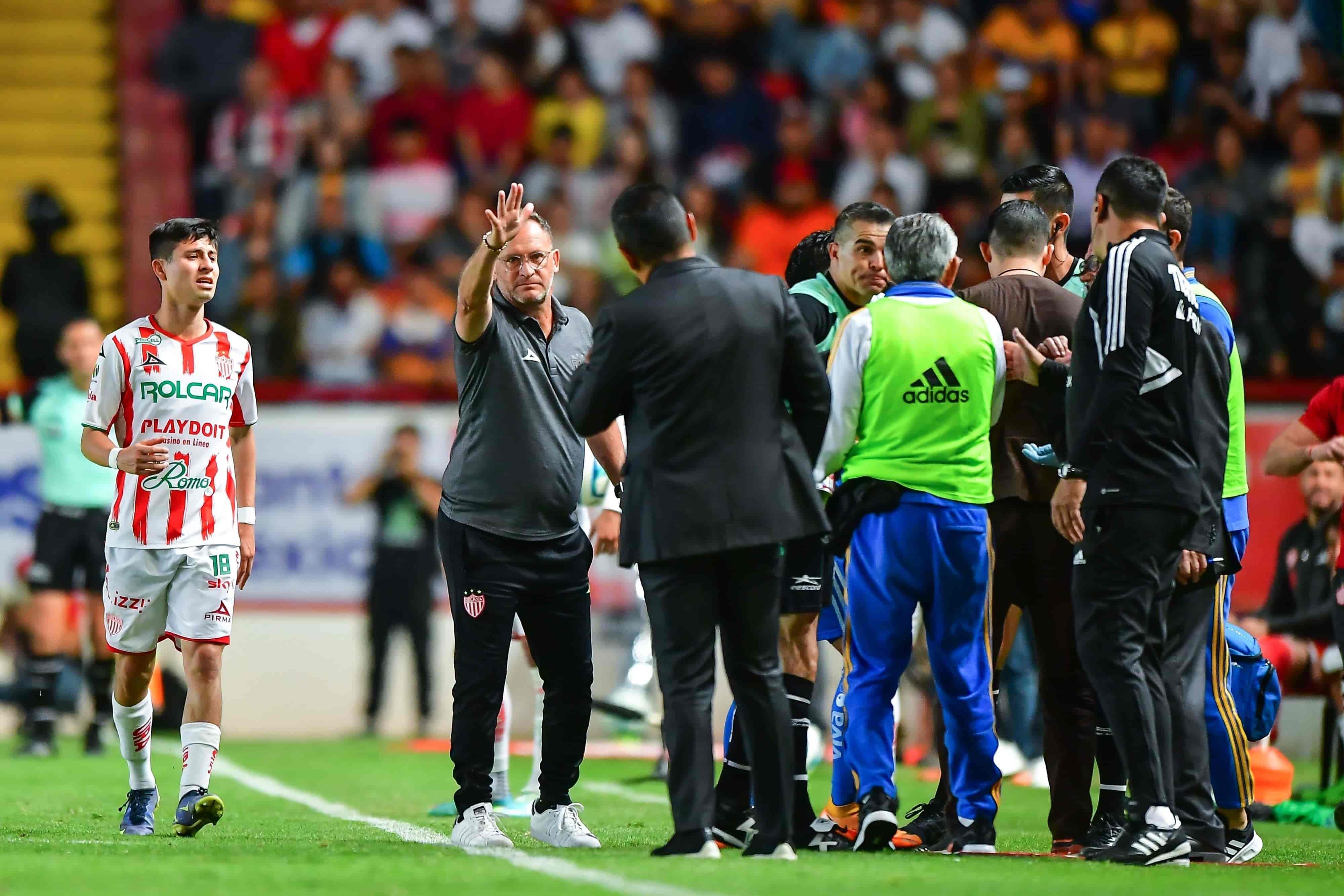 Discusión en las bancas.