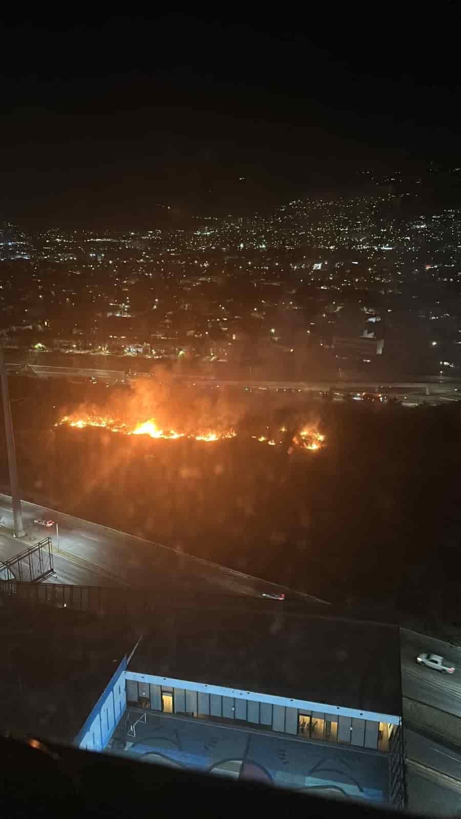 Después de estrellarse contra una columna del metro tras circular en contra algunos metros, el conductor de un vehículo quedó prensado