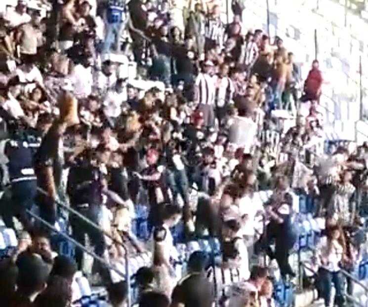 Hubo peleas dentro del Estadio BBVA