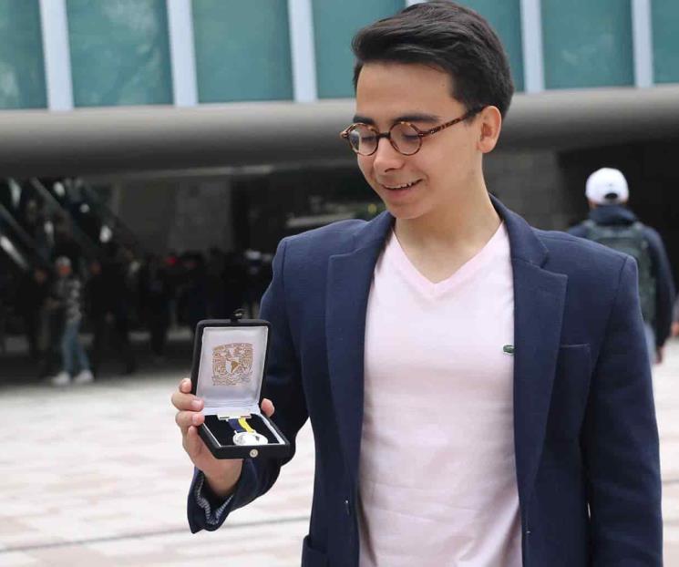 Alumno Tec recibe medalla nacional por mérito académico