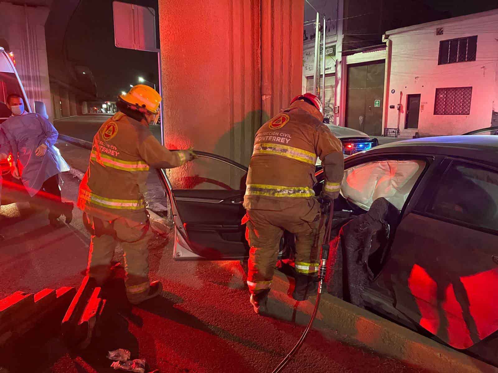 Después de estrellarse contra una columna del metro tras circular en contra algunos metros, el conductor de un vehículo quedó prensado