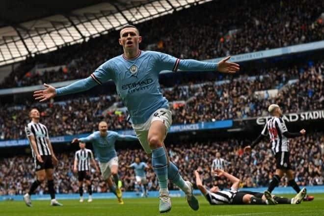 Gana City y sigue a la caza del líder Arsenal