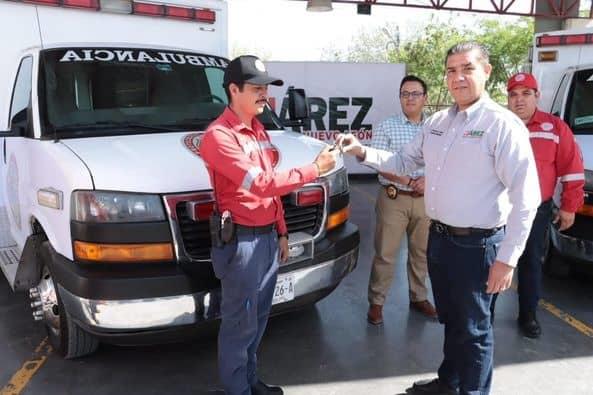 Entrega Paco Treviño un par de ambulancias