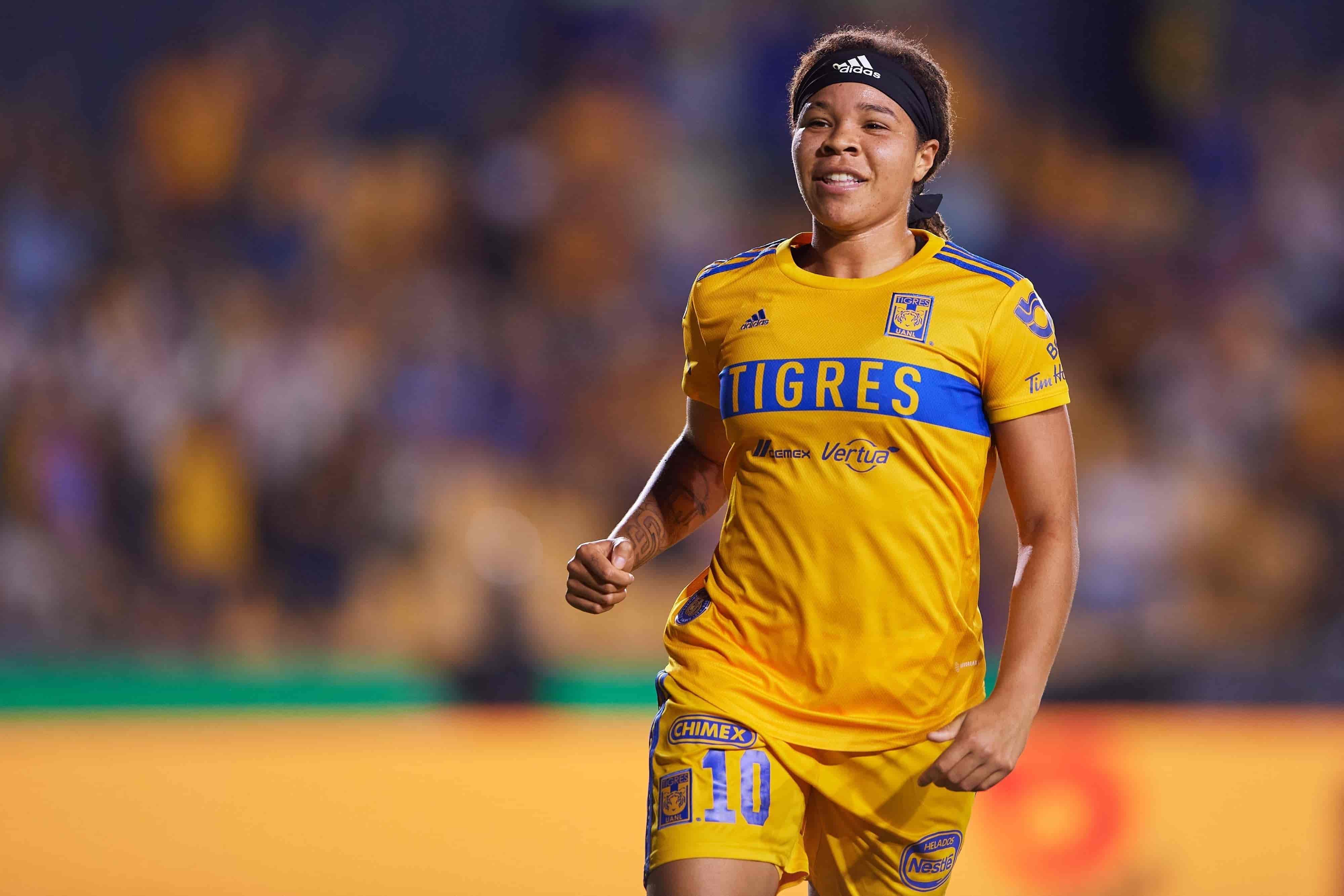 Mía Fishel hace el 2-0.