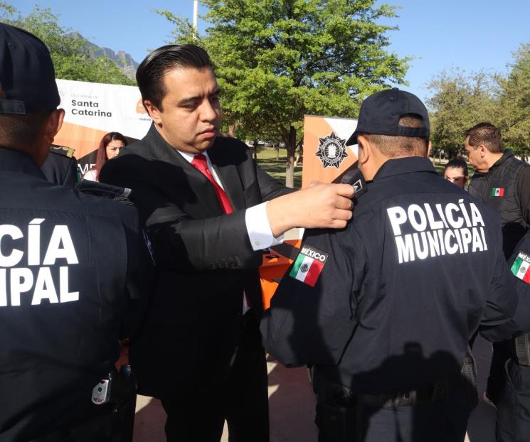 Otorga Jesús Nava 39 ascensos a policías de Santa Catarina