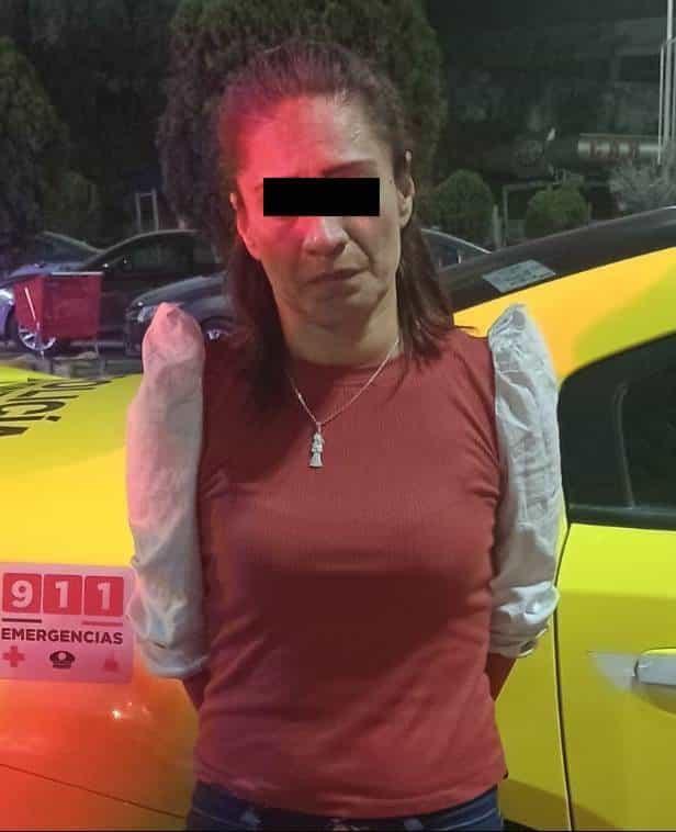 Roba mercancía en tienda; la detienen