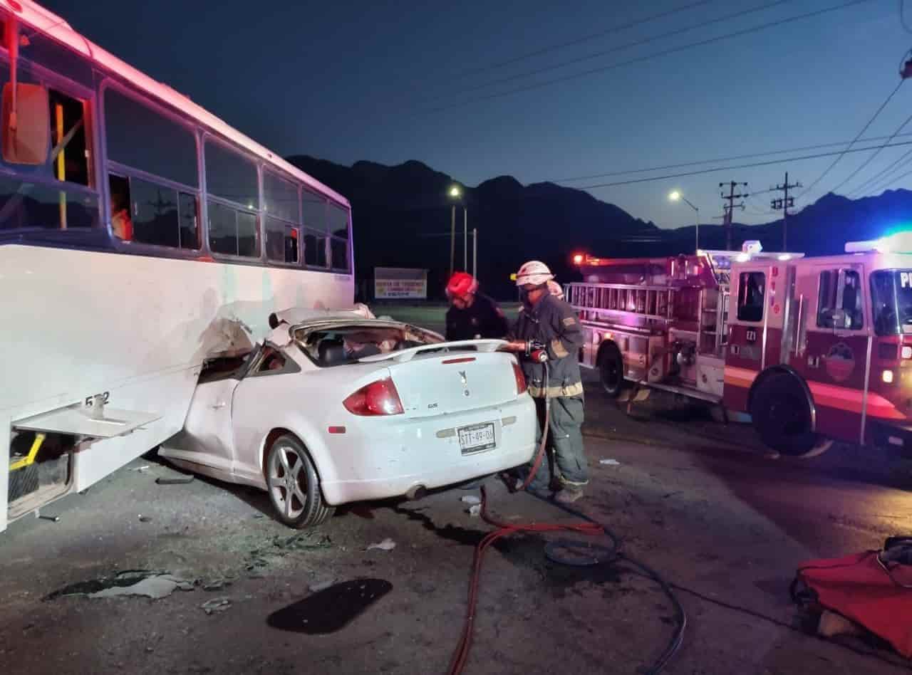 Una persona sin vida y tres lesionados, fue el resultado del estrellamiento de un vehículo que se incrustó en el costado izquierdo de un transporte de personal, en García