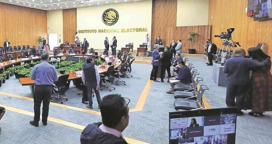 Empleados de INE presentan amparo para evitar perder empleos