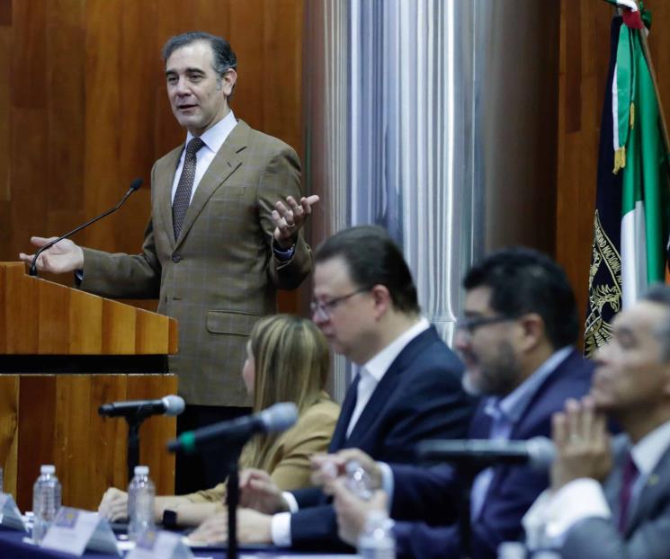 Chocan por denuncias contra seis consejeros