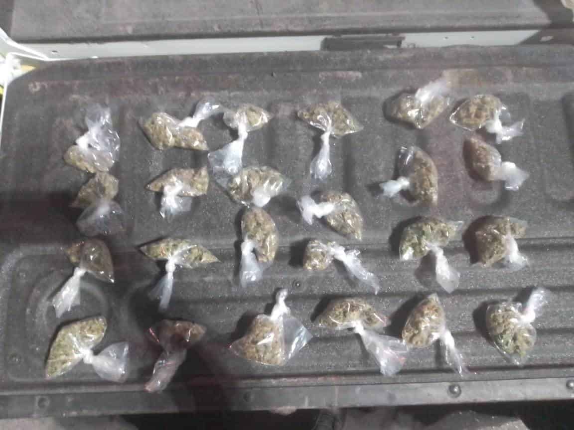 Un grupo de ocho hombres, entre ellos un menor de edad, fueron detenidos, luego de presuntamente protagonizar una riña en vía pública y encontrarles 25 envoltorios transparentes con mariguana