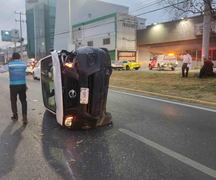 Vuelca camioneta en Lázaro Cárdenas