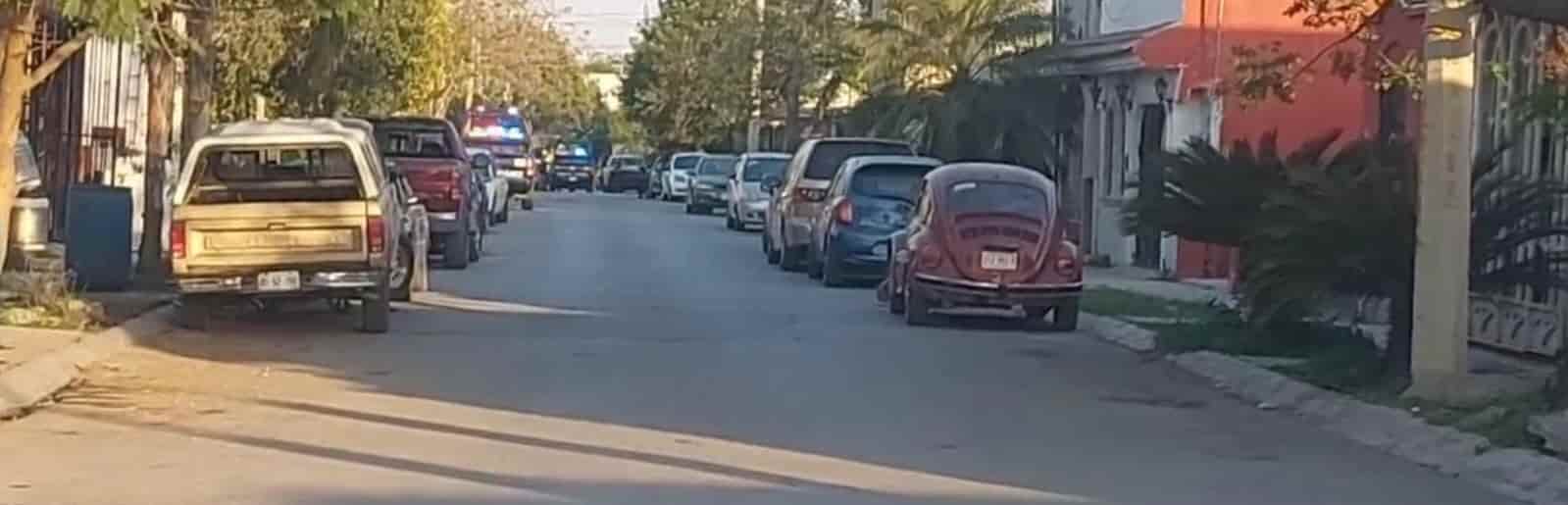 Un hombre fue acribillado a balazos y su cuerpo quedó dentro de un vehículo, el gatillero tras cometer la agresión escapó en un vehículo, en Juárez.