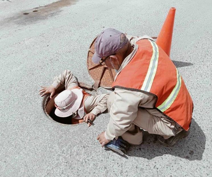 Rescatan a perrito en alcantarilla