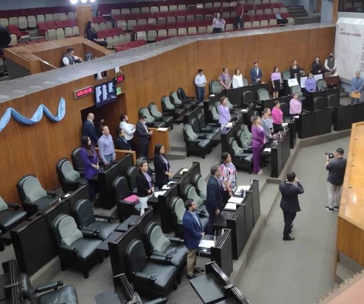 Guarda Congreso minuto de silencio por mujeres víctimas
