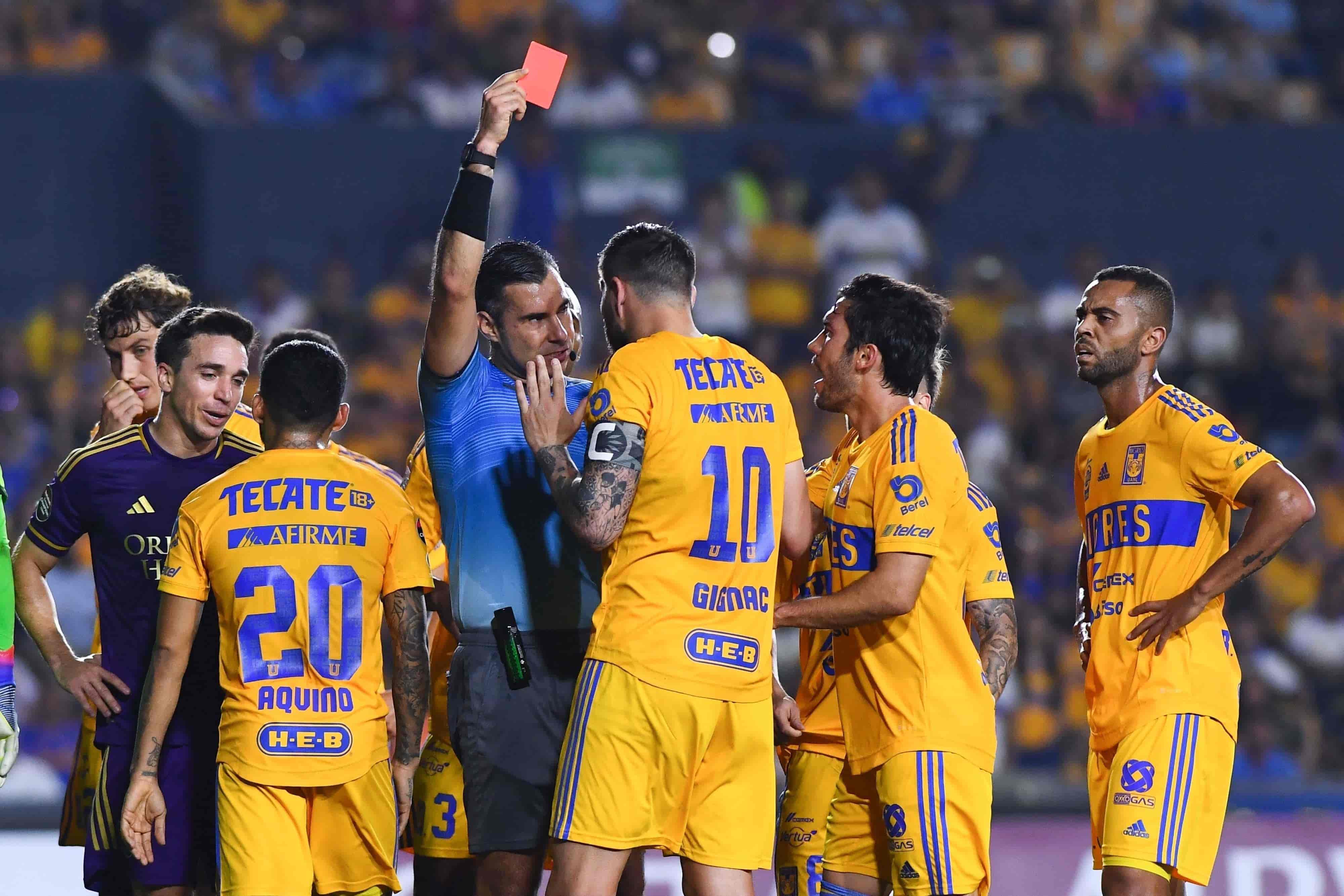 André Pierre Gignac es expulsado pero, el VAR determina solo amonestarlo.