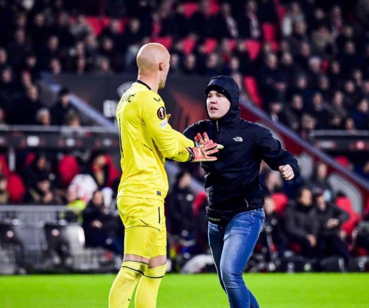 Le dan cárcel por golpear a futbolista