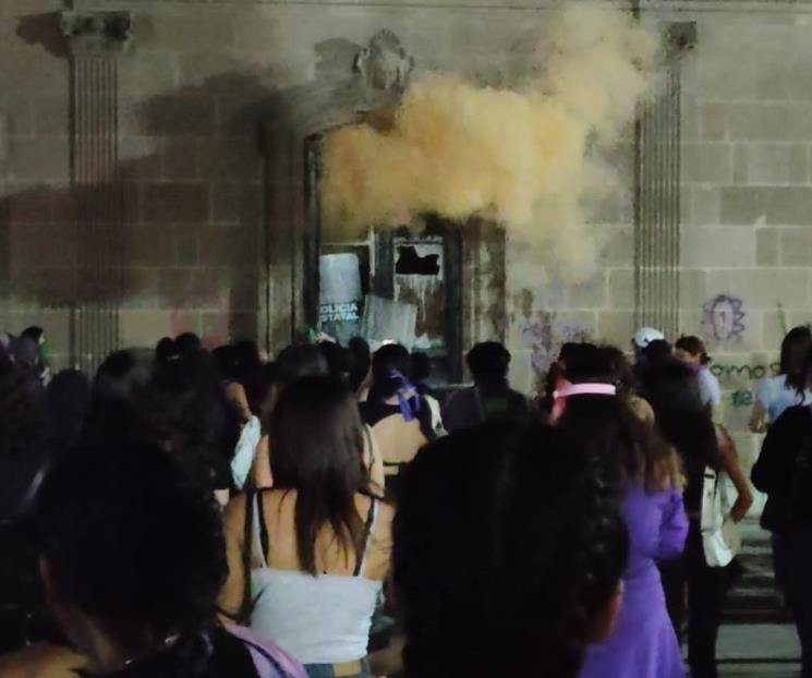 Detienen a manifestante en marcha del 8M Detienen a manifestante en marcha del 8M