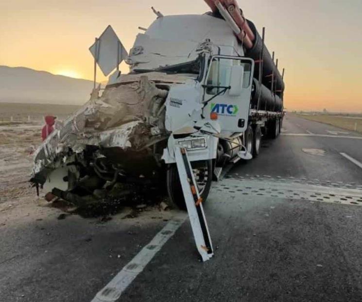 Chocan tráileres; hay dos heridos