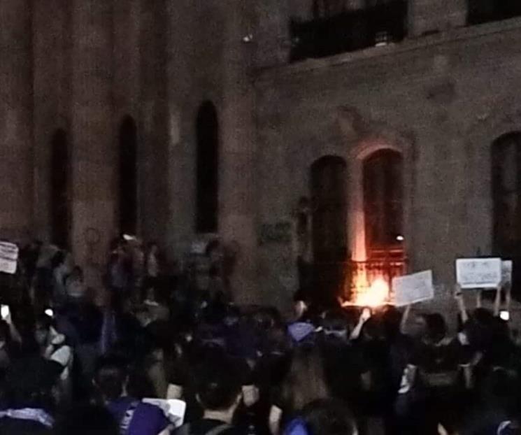 Queman puertas de Palacio de Gobierno por marchas del 8M