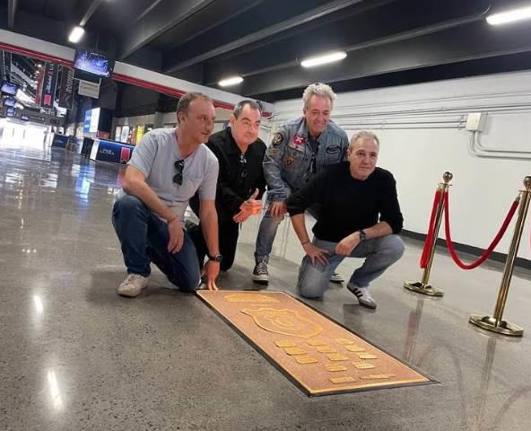 Reconocen con placa a Hombres G