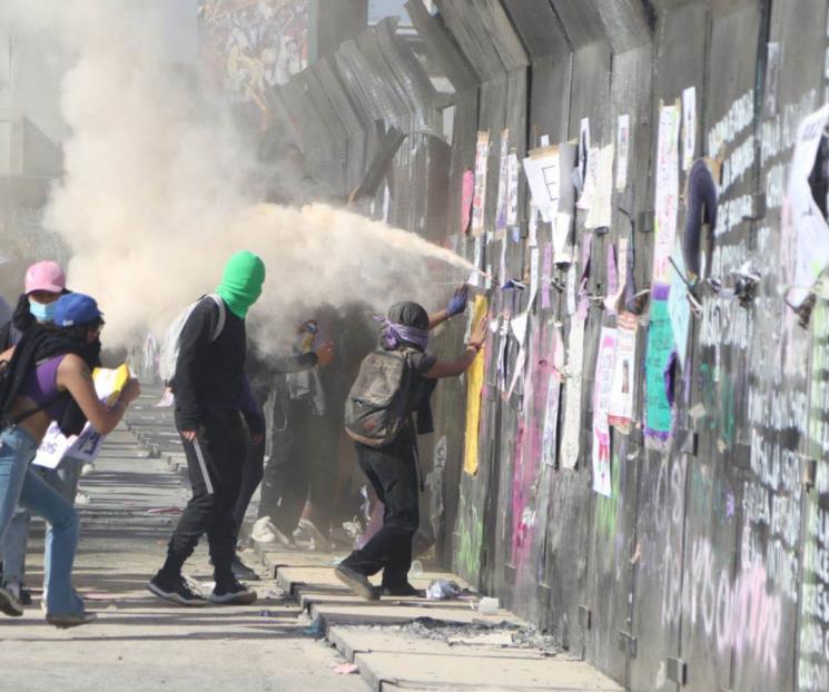 Inunda marea morada el Zócalo por 8M