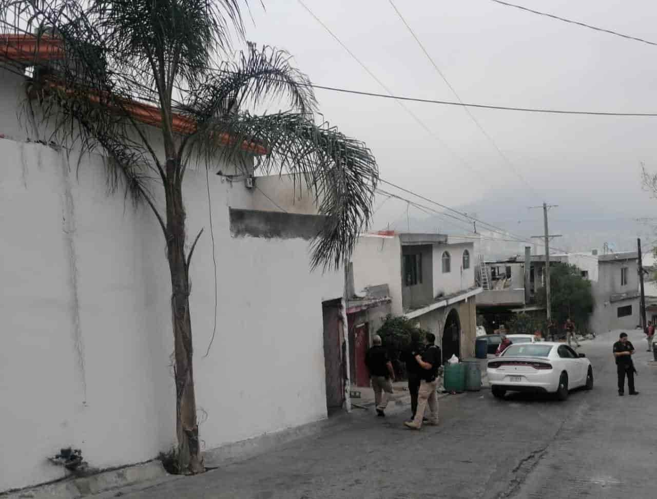 La FGJNL arrestó a siete personas, dos de ellas con orden de aprehensión por homicidio calificado y aseguraron a cuatro adolescentes, armas largas y cortas, droga, y dos radiofrecuencias, tras un cateo realizado en la Colonia Paseo de las Cumbres