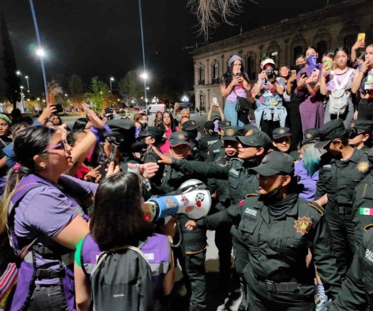 Reportan daños y 16 personas detenidas tras marcha del 8M