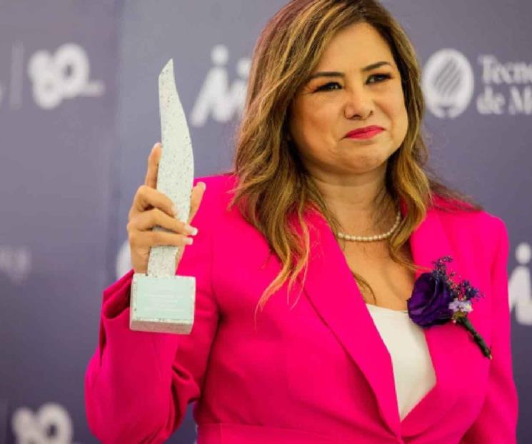 Dedica su vida a inclusión digital y gana Premio Mujer Tec