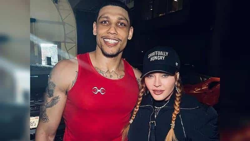 Madonna confirma su noviazgo con un extraño beso Madonna confirma su noviazgo con un extraño beso