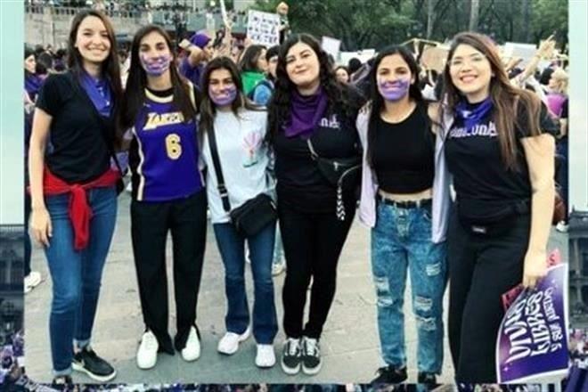 Jugadoras de Rayadas y Tigres, presentes en marcha del 8M