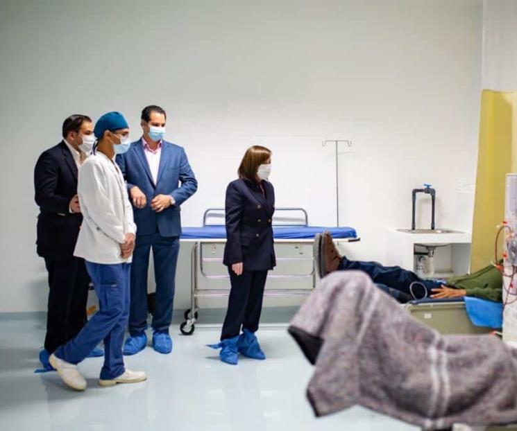 Entrega Cristina vales para tratamientos de hemodiálisis Entrega Cristina vales para tratamientos de hemodiálisis