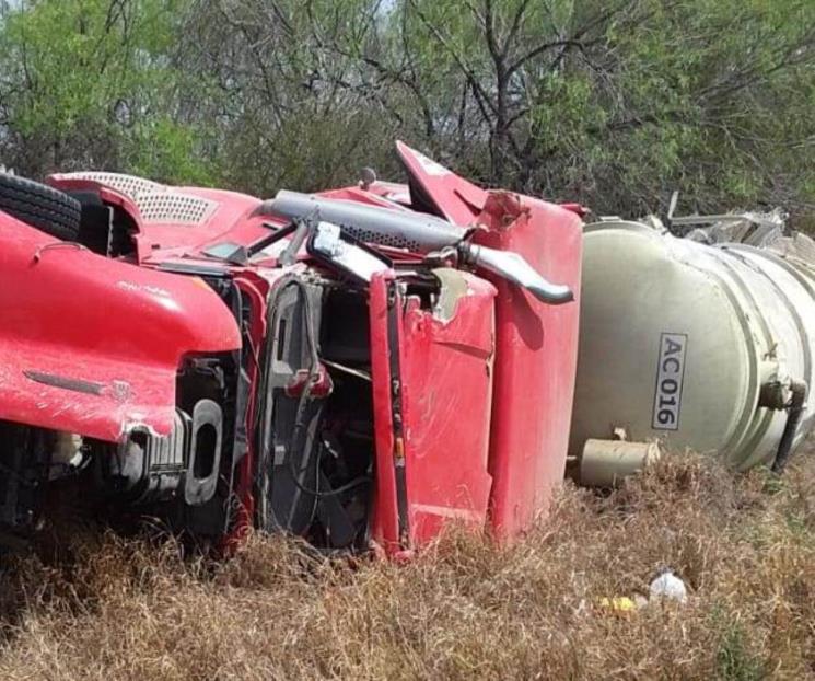 Vuelca pipa en Dr. Coss, conductor muere