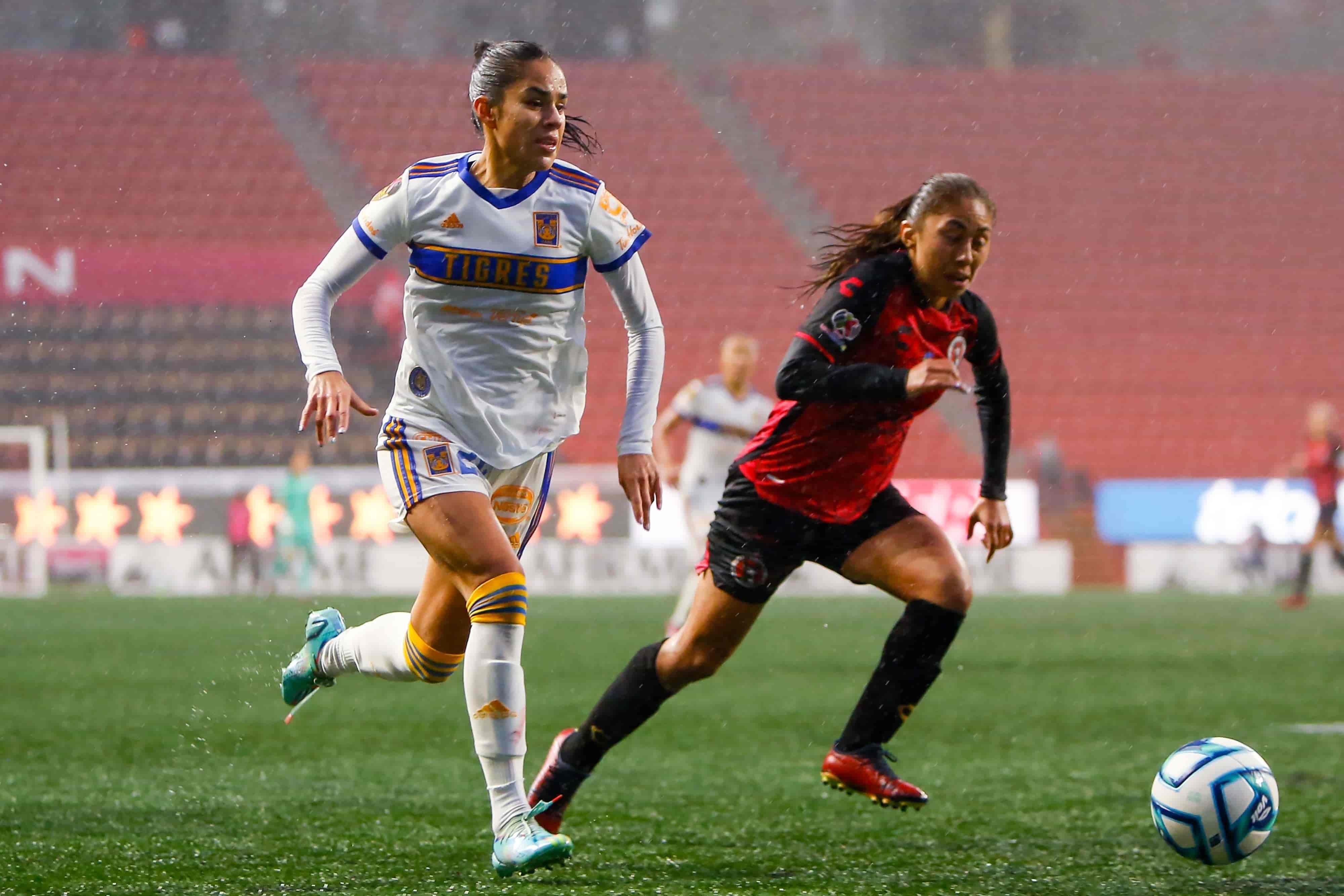 Las felinas intentan abrir el marcador, pero no concretan.