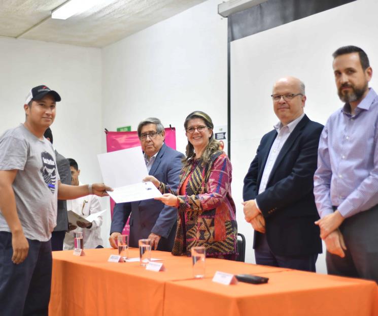 Capacitan a más de 200 en transporte de carga