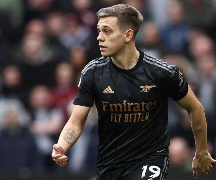 Líder Arsenal golea al Fulham y no pierden ritmo en Premier